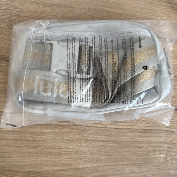 Lululemon Everywhere Belt Bag in Vapor/Gold/White - Picture 8 of 8